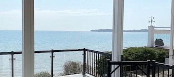 IN THE MOMENT Luxury Beachfront Paradise, with private beach access, BBQ, AC