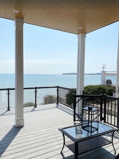 IN THE MOMENT Luxury Beachfront Paradise, with private beach access, BBQ, AC