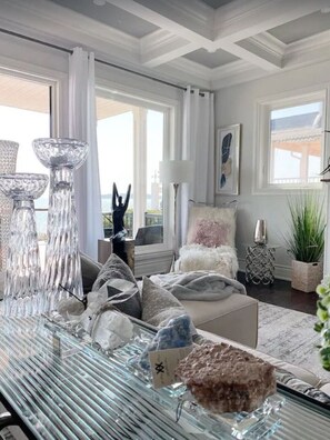 Smart TV, fireplace, stereo, offices - IN THE MOMENT Luxury Beachfront Paradise, with private beach access, BBQ, AC (Crystal Beach)