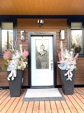 Exterior detail - IN THE MOMENT Luxury Beachfront Paradise, with private beach access, BBQ, AC (Crystal Beach)