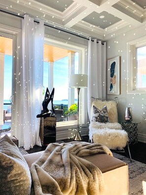 Smart TV, fireplace, stereo, offices