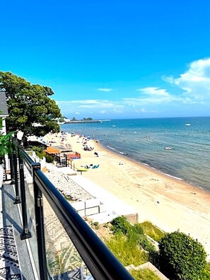 Plage, chaises longues, serviettes de plage