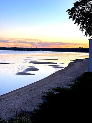 Plage, chaises longues, serviettes de plage
