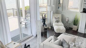 Smart TV, fireplace, stereo, offices