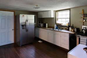 Fridge, microwave, oven, stovetop - Secret Crag - Family Home - RRG - WiFi, Laundry (Beattyville)