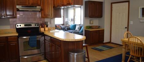 冷蔵庫、電子レンジ、オーブン、コンロ