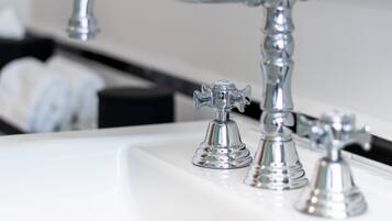Un baño con un lavamanos moderno y un grifo cromado.