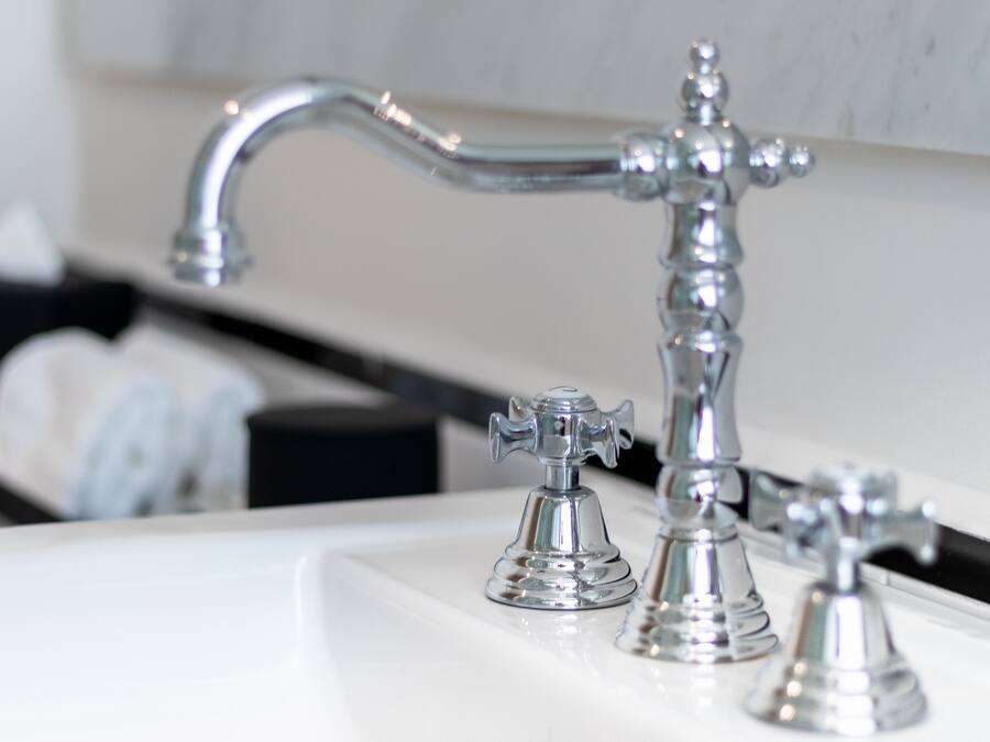 Un baño con un lavamanos moderno y un grifo cromado.