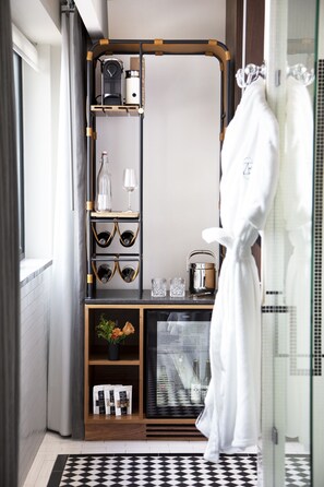 Articles de toilette gratuits, sèche-cheveux, peignoirs, chaussons