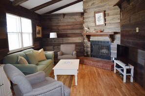 Smart TV, fireplace - Avocet- Shared Community Water Access, Close to Beach. (Chincoteague)