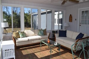 Smart TV, fireplace - Avocet- Shared Community Water Access, Close to Beach. (Chincoteague)