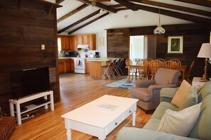 Smart TV, fireplace - Avocet- Shared Community Water Access, Close to Beach. (Chincoteague)