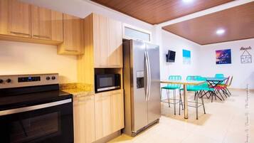 Kühlschrank, Mikrowelle, Ofen, Herdplatte