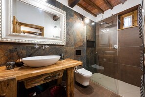 Dusche, Haartrockner, Bidet, Handtücher