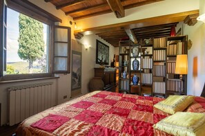 4 habitaciones, tabla de planchar con plancha, wifi y ropa de cama 