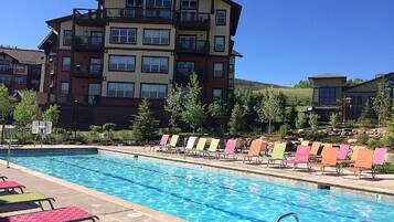 Una piscina al aire libre, una piscina climatizada