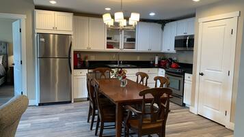 Refrigerador, microondas, horno, placa de cocina