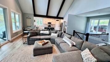 Una televisión, una chimenea