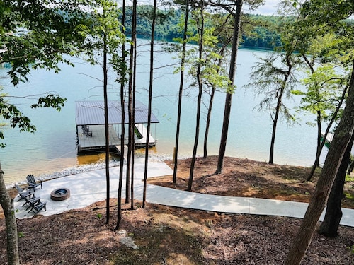 Lakin' It Easy, Stunning sunrise and sunset views with 300 feet of shoreline!