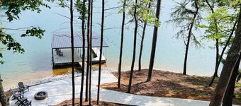 Lakin' It Easy, Stunning sunrise and sunset views with 300 feet of shoreline!