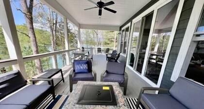 Lakin' It Easy, Stunning sunrise and sunset views with 300 feet of shoreline!