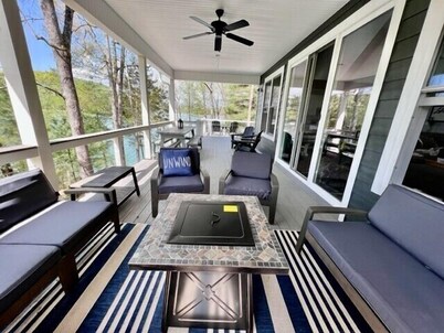 Lakin' It Easy, Stunning sunrise and sunset views with 300 feet of shoreline!