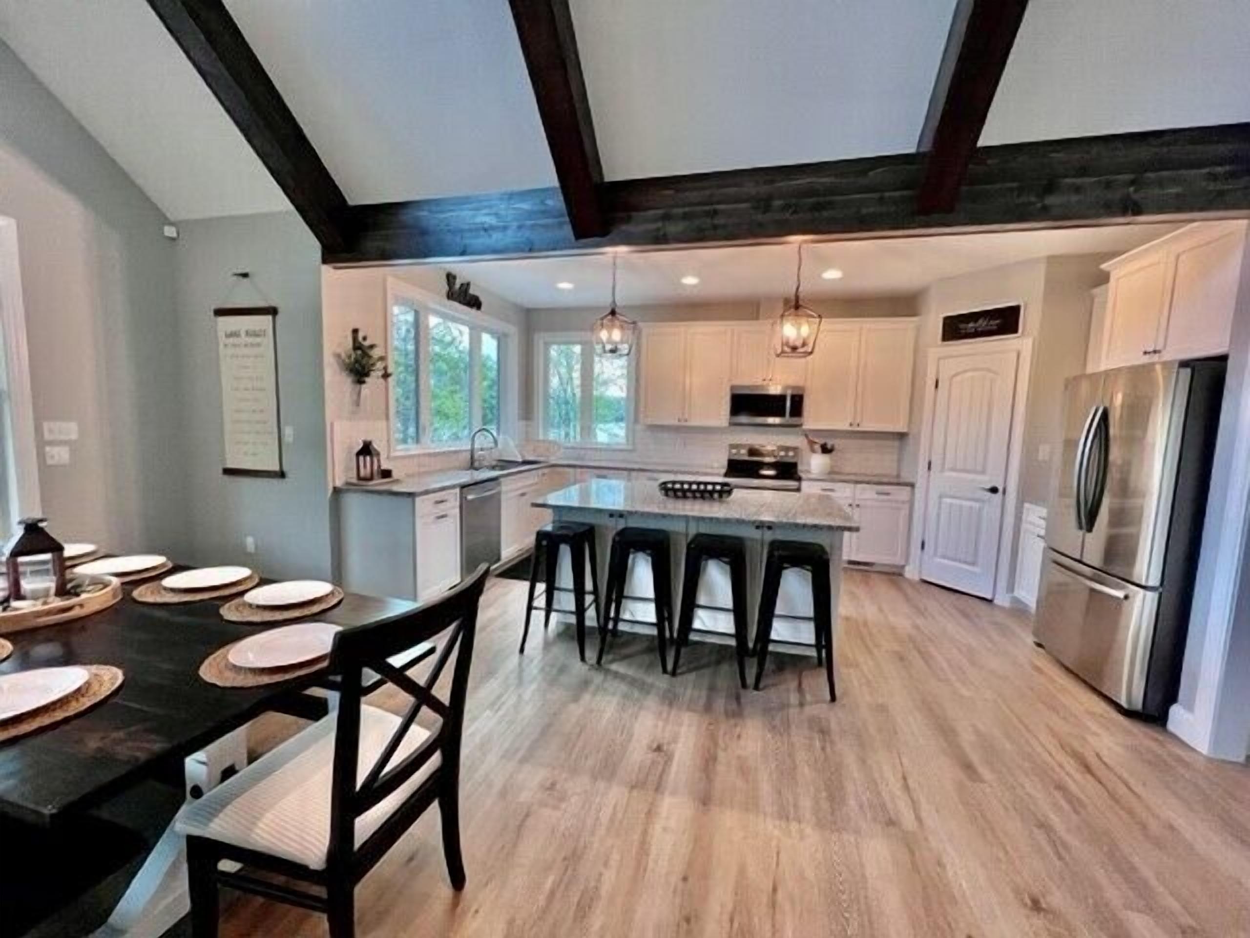 Lakin' It Easy, Stunning sunrise and sunset views with 300 feet of shoreline!