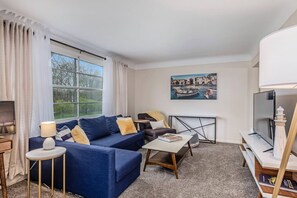 Smart TV, books, offices - The River @ The Park & River Chalet-1BD Upper Unit (Detroit)