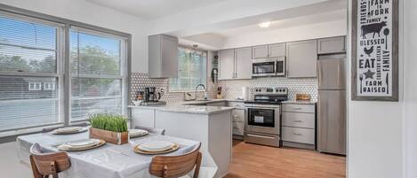 ثلاجة، ميكروويف، فرن، موقد طهي مسطح