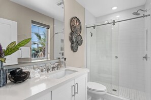 Douche, séchoir à cheveux, serviettes fournies