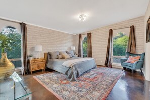 4 bedrooms, desk, travel cot, free WiFi