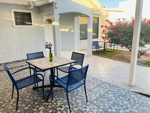 Outdoor dining - CASA BELUGA, Private Home, in the HEART of el Centro, La Paz. Fully equipped. (La Paz)