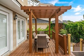 Outdoor dining - Ohhh so close to the Village with a POOL! Sleeps 8 (Saint Simons Island)