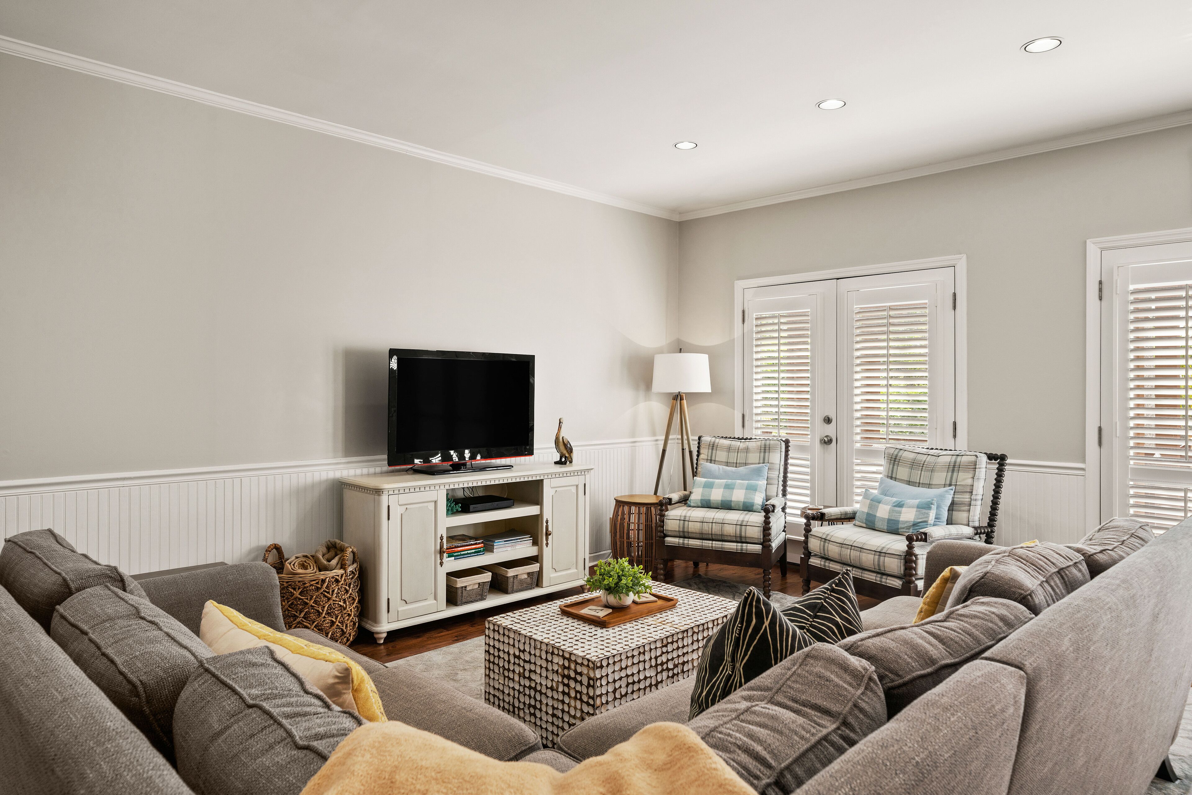 Ohhh so close to the Village with a POOL! Sleeps 8