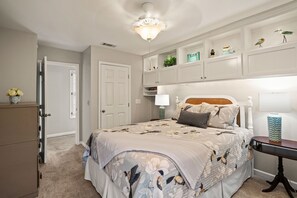 3 bedrooms, travel cot, free WiFi, bed sheets - Ohhh so close to the Village with a POOL! Sleeps 8 (Saint Simons Island)