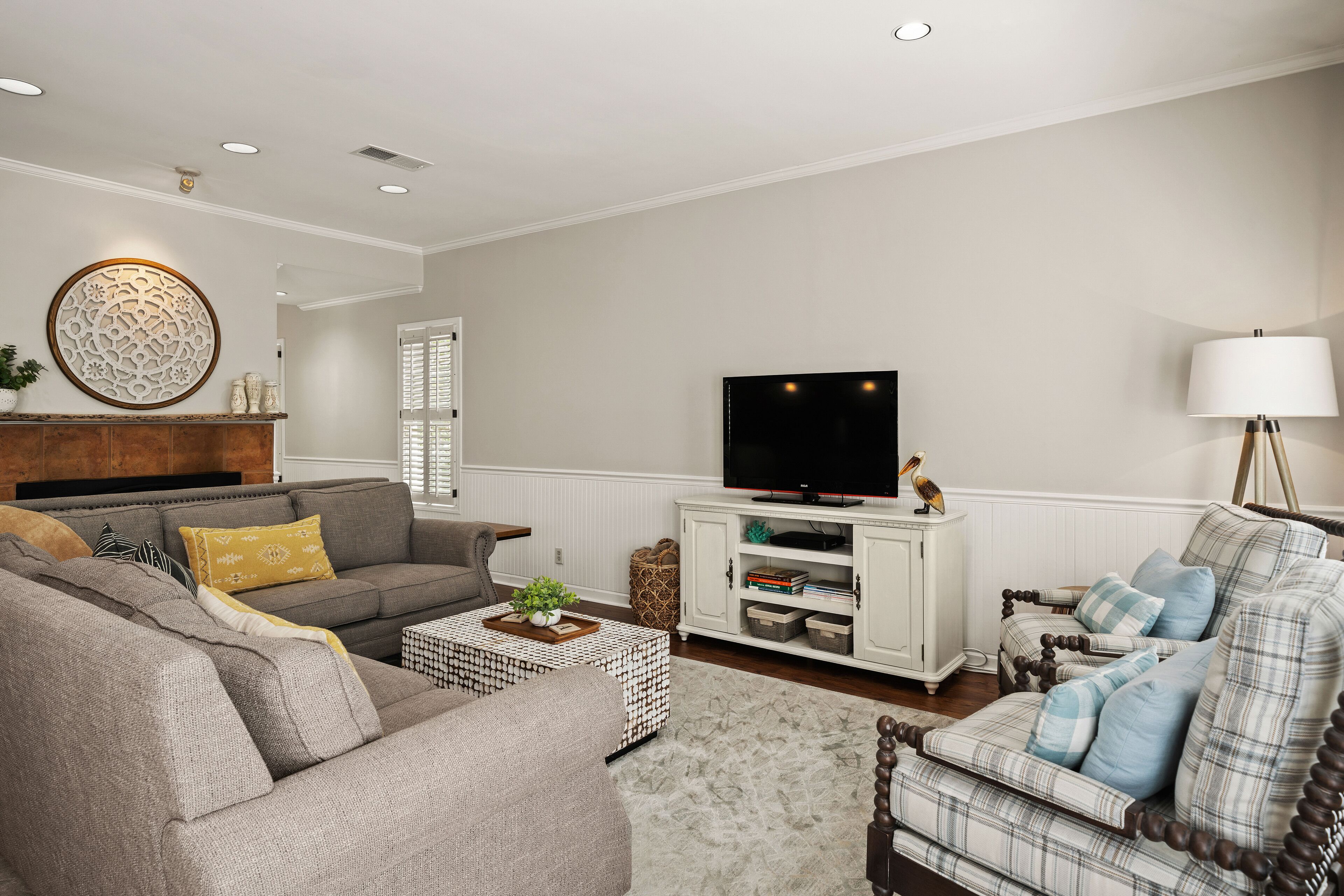 Ohhh so close to the Village with a POOL! Sleeps 8