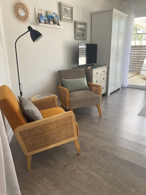 TV, books - TI AR Milin Entre Mer et Forêt au Dossen à Santec Proximité Roscoff île de Batz (Santec)