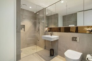 Hårtørrer, håndklæder, Sæbe, Toiletpapir