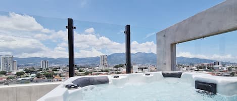 Outdoor spa tub