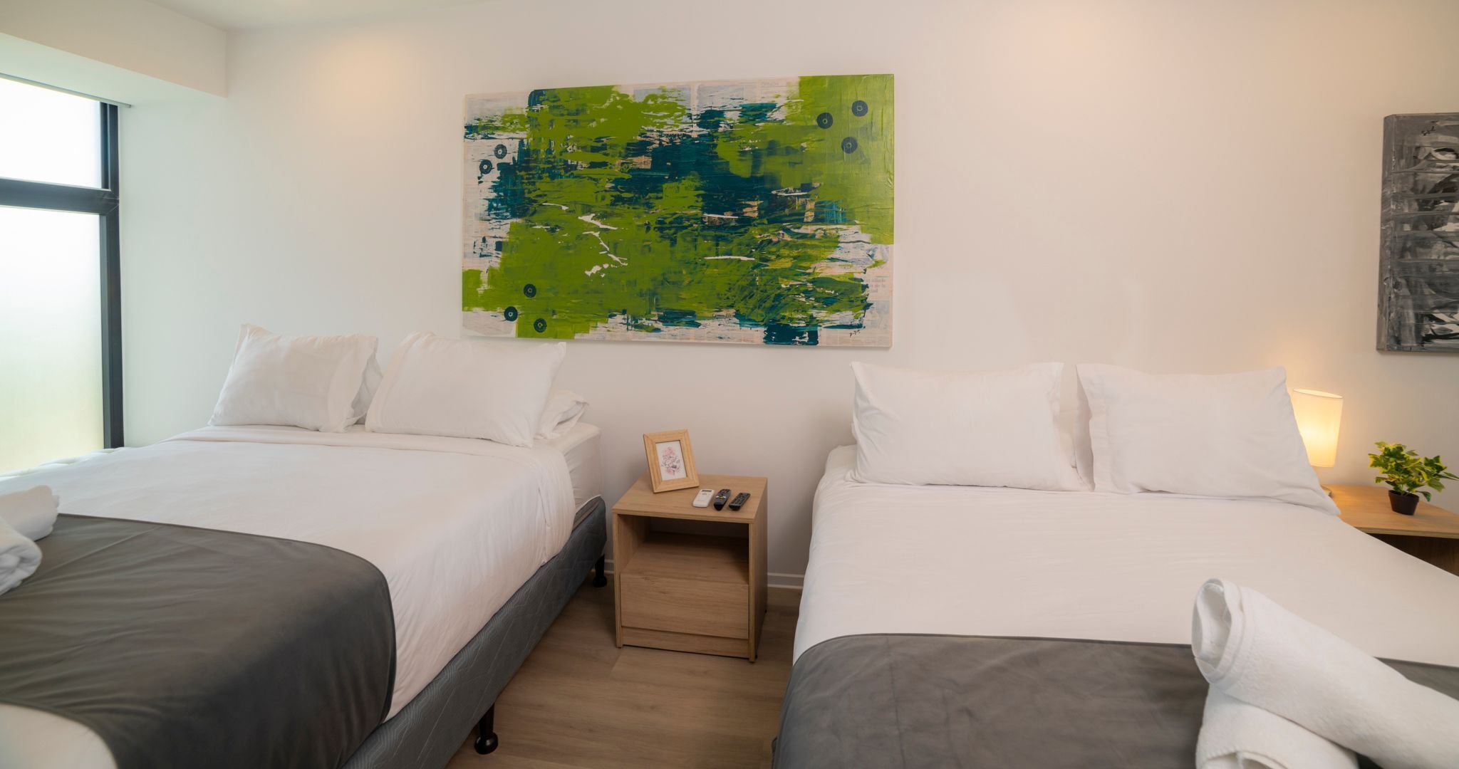 Luxe beddengoed, donsdekens, pillowtop-bedden, een laptopwerkplek