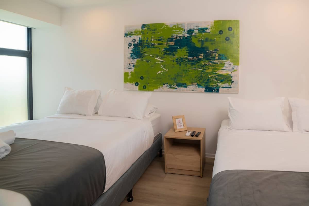 Luxe beddengoed, donsdekens, pillowtop-bedden, een laptopwerkplek