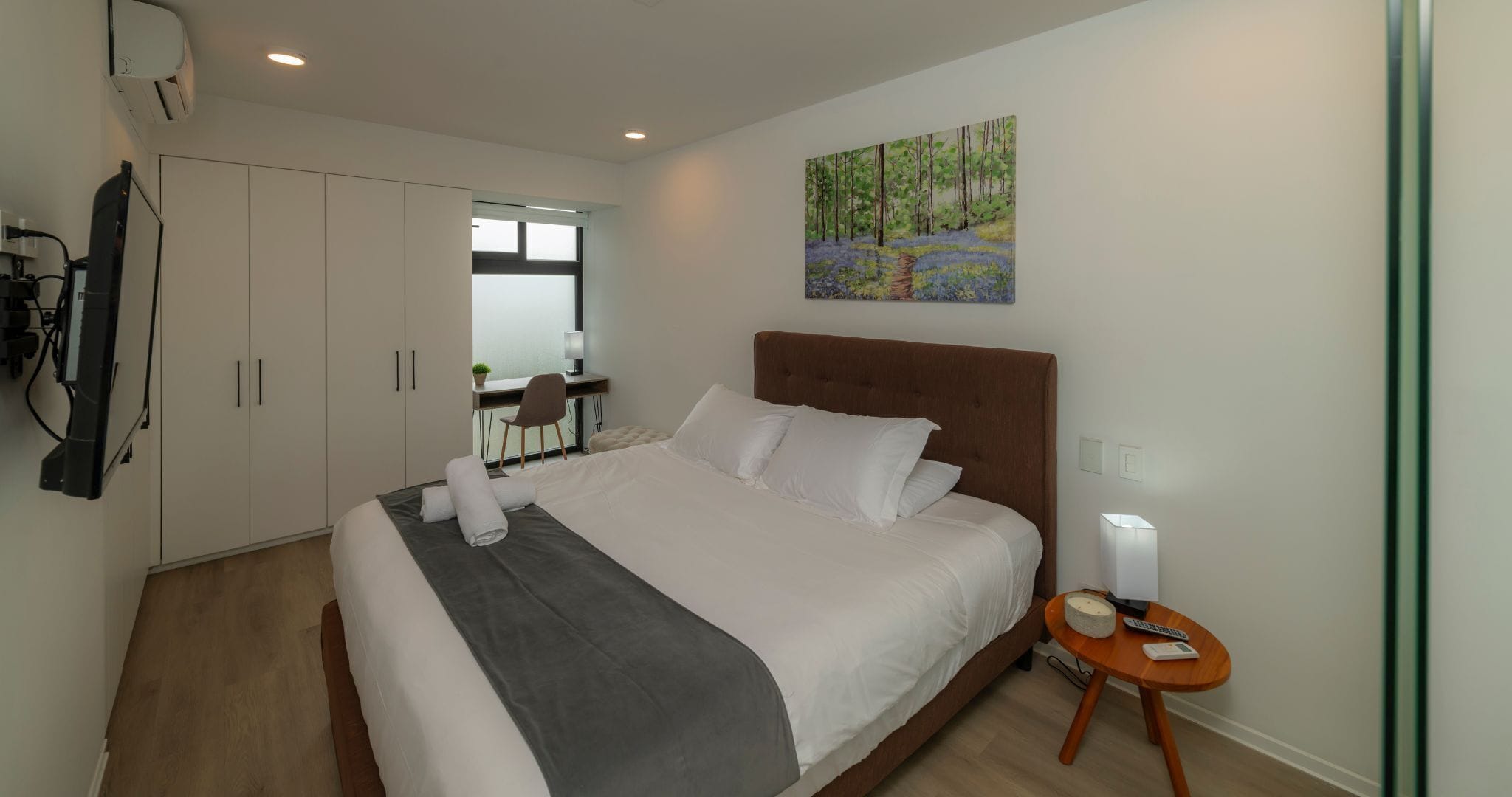 Luxe beddengoed, donsdekens, pillowtop-bedden, een laptopwerkplek