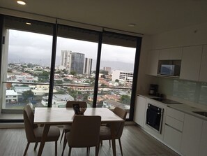 Apartamento Premium, varias camas | Cocina privada | Frigorífico grande, microondas, horno y plancha
