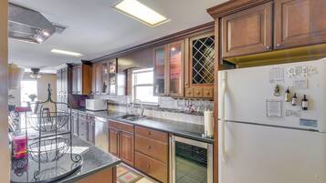 Geladeira, micro-ondas, cooktop, lava-louças