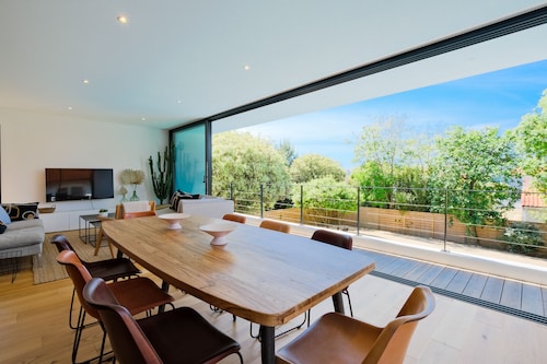 Superb new villa close to the ocean, swimming pool 4 bedrooms, 4 bathrooms 5*.