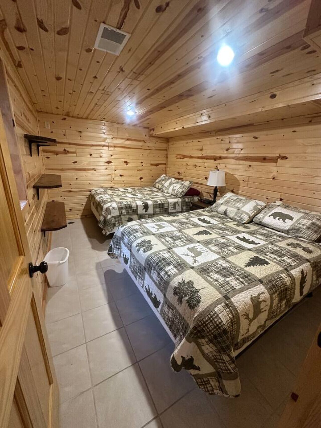 Travel crib, free WiFi, bed sheets