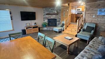 Een televisie, een open haard, videogames en een stereo