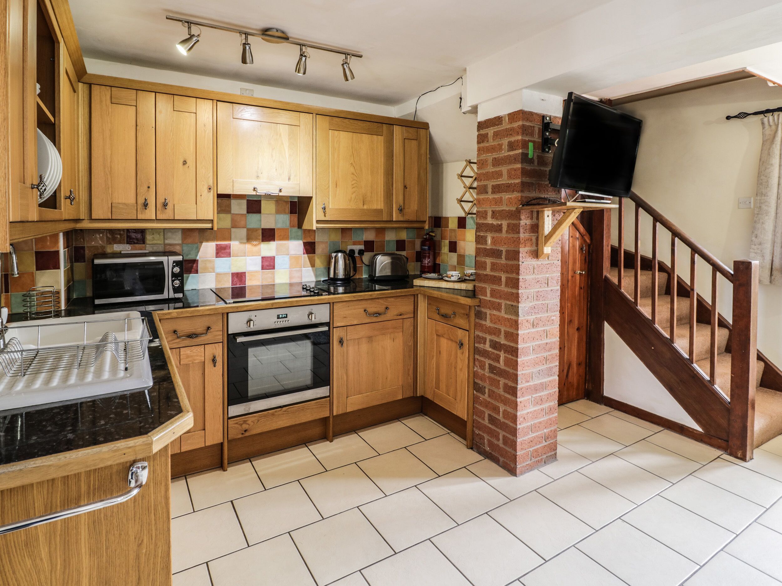 BLUEBELL COTTAGE FARM STAY, romantic, with a garden in Leominster