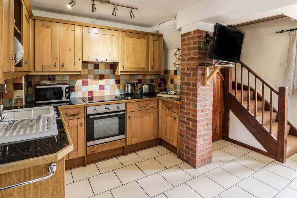 BLUEBELL COTTAGE FARM STAY, romantic, with a garden in Leominster