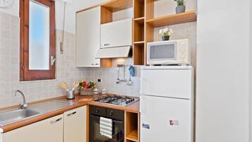 Micro-ondes, four, plaque de cuisson